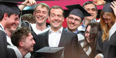 За дорогой бензин Медведев «даст по рукам» не тем, кому надо