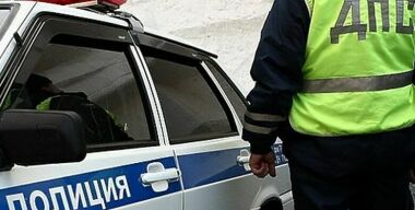 Парень набросился с кулаками на полицейских, попросив снять это на видео