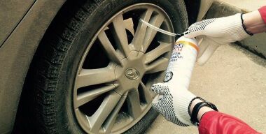 Пробуем быстро ликвидировать прокол, не снимая колесо