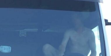 Голый дальнобойщик-наркоман устроил шоу на трассе