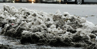 Что делать, если коммунальщики завалили выезд снегом