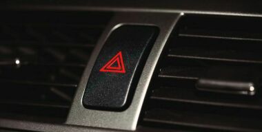 Как правильно пользоваться «аварийкой», когда нарушаешь ПДД