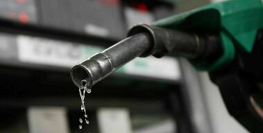 Почему бензин в России дорожает, если в Европе и США – дешевеет