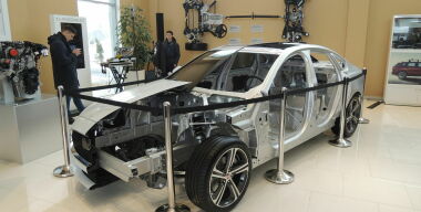 Новый Jaguar XF изменился кардинально