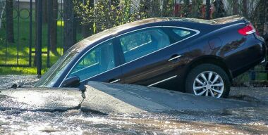 Власти сознательно делают дороги аварийными