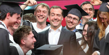 Медведев лишит чиновников лошадиных сил