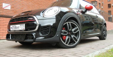 MINI John Cooper Works: уличный озорник
