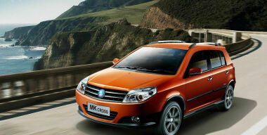 Geely не прекращает производство в России