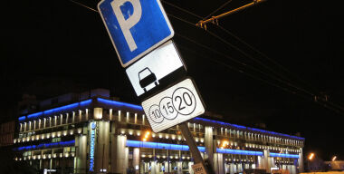 «Подарок» Дептранса москвичам: платные парковки вместо «выделенок»?