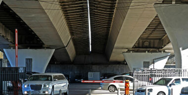 Дептранс силой удерживает машины на парковках и вымогает у водителей сотни тысяч