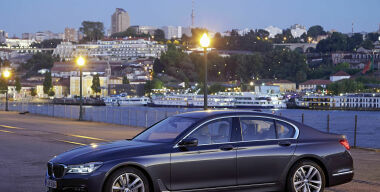 Названа дата появления самопаркующихся BMW 7-й серии