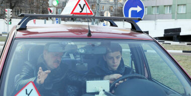 Госдуму учит на «права» лишенная лицензии автошкола