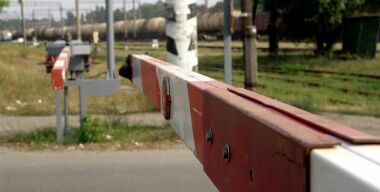 Попытка «проскочить» ж/д переезд на красный свет обойдется минимум в 5000 рублей