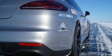 Porsche Panamera Turbo S разогнался на льду Байкала до без малого 300 км/ч