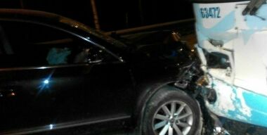 Пьяные попы врезались в пассажирский автобус