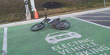 В Москве запретили парковаться на местах для электромобилей