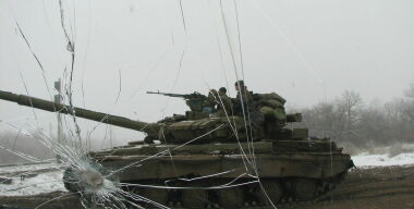 На каких машинах воюют и по каким ПДД ездят в Луганске