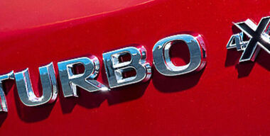 Десять самых популярных кроссоверов и внедорожников России