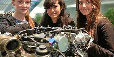 Зачем BMW заманивает на заводы женщин