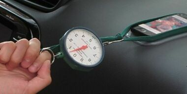 Как удержать смартфон на торпедо