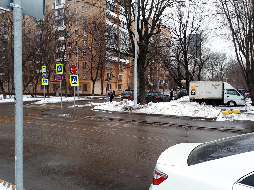 Обзор справа сильно затруднен. Нужно проехать за стоп-линию. Только тогда можно увидеть, другие машины.