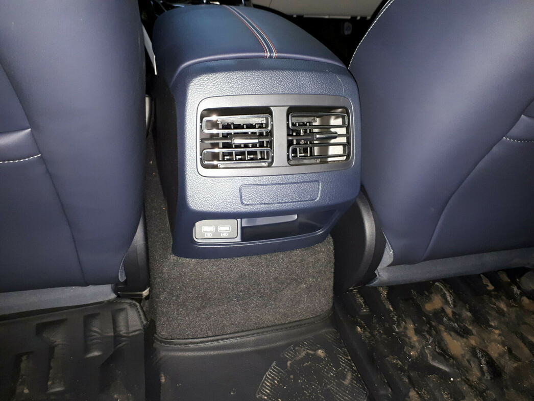 К услугам пассажиров - вентиляция и два USB