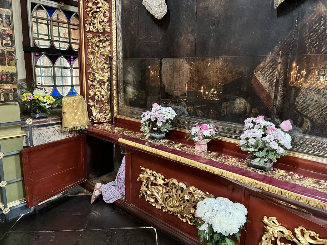 Считается, что проползшим под иконой «Спаса Оплечного» отпускаются все грехи...