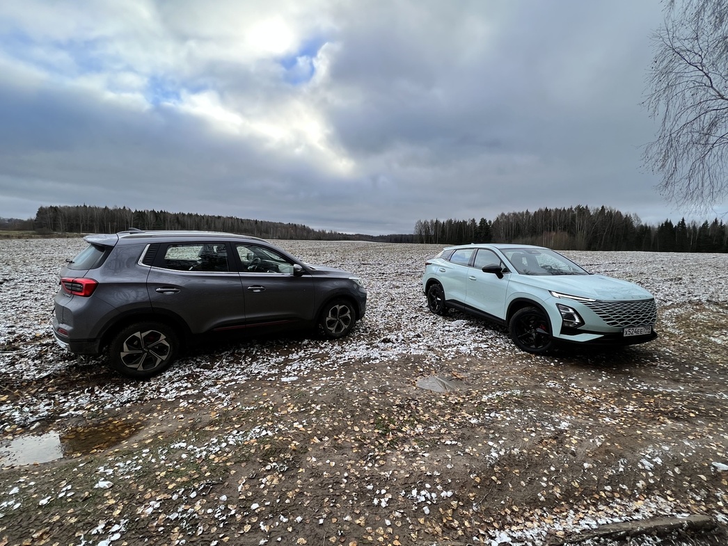 Внутренний каннибализм в действии. Что предпочтете: Chery Tiggo 4 Pro или его соплеменницу Omoda C5?
Разница в цене и незначительных деталях...