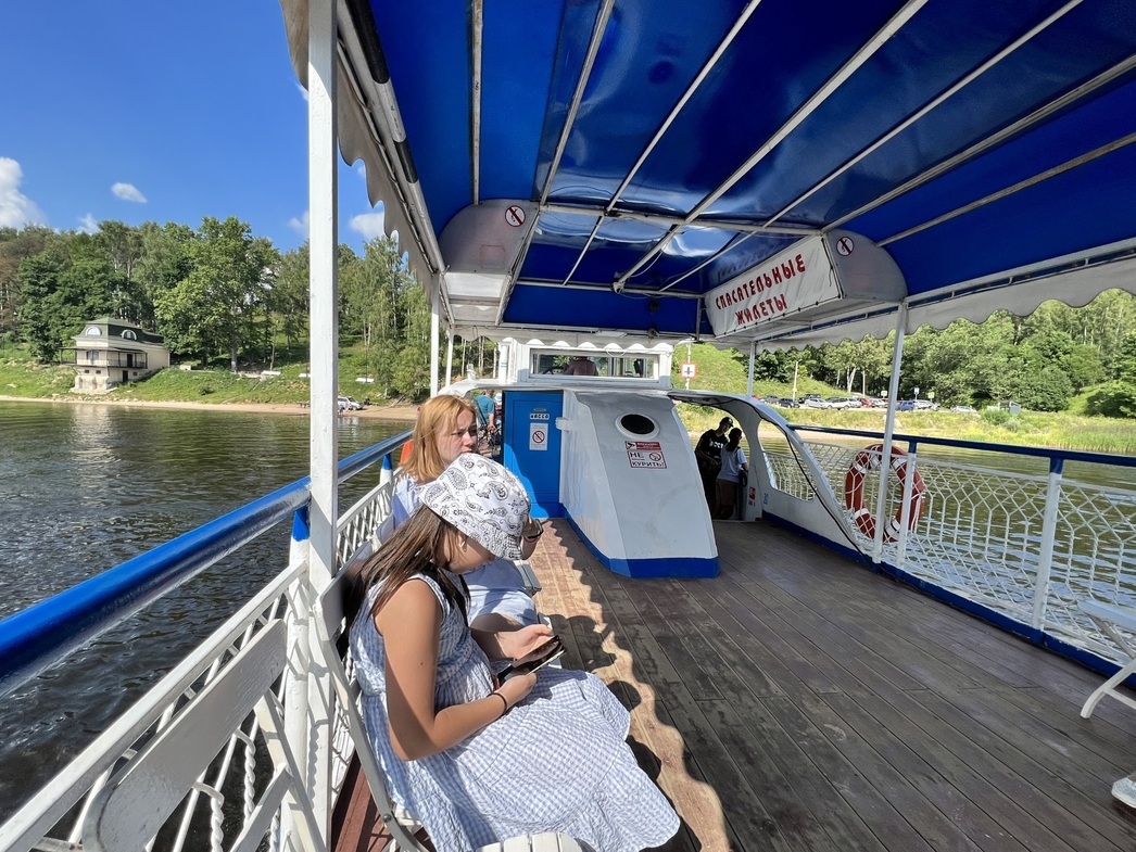 Паром ходит регулярно, но редко.