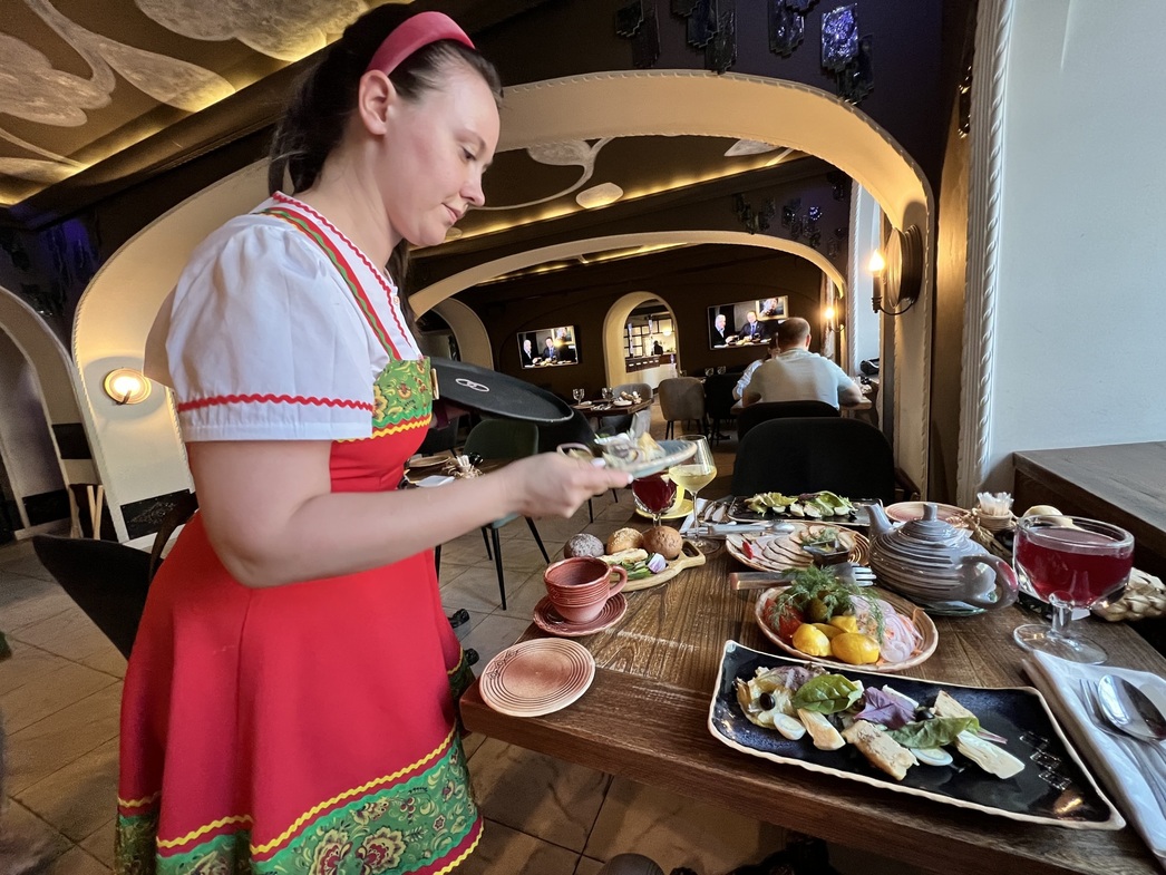 "Иван Васильевич" потчует.