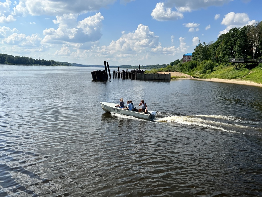Чтобы не ждать парома, можно воспользоваться услугами лодочников.