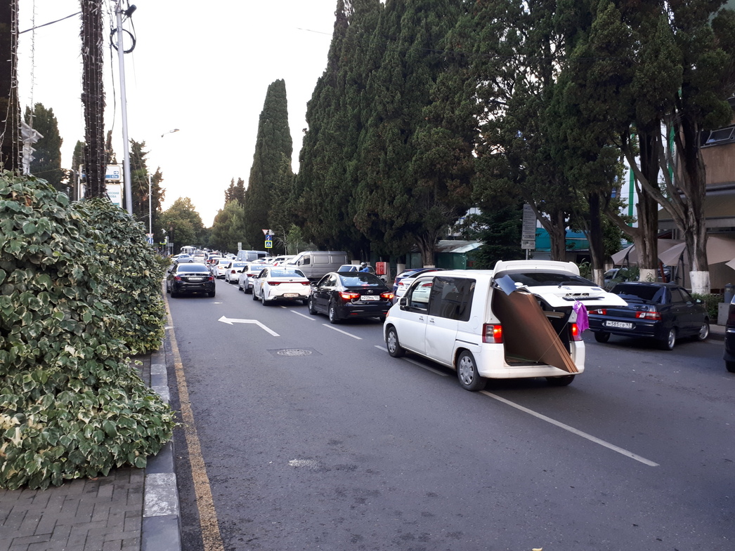 Пробки в Адлере образуются всегда. Да и граждане паркуются не обращая внимание на знаки и разметку.