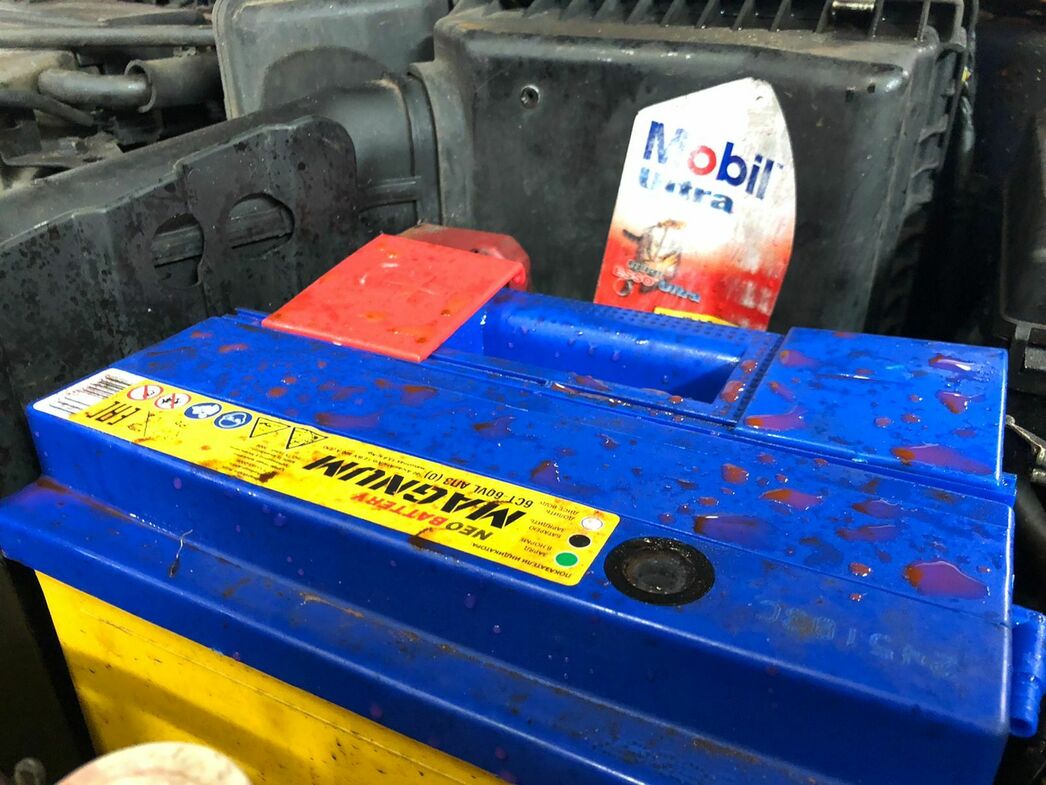 Антифриз через брешь в парубке охлаждения, идущего от водяного насоса, залил все подкапотное пространство, включая АКБ.

