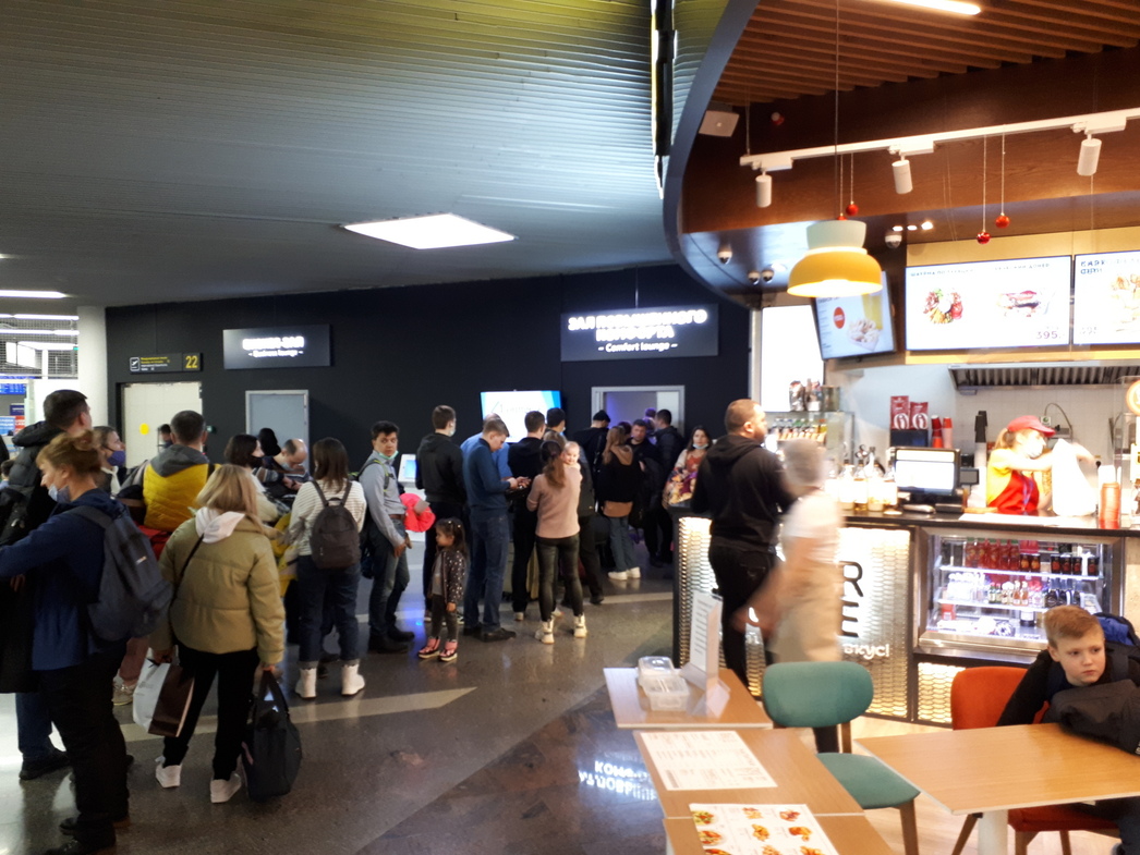 Очередь в аэропорту города Сочи в зал повышенной комфортности