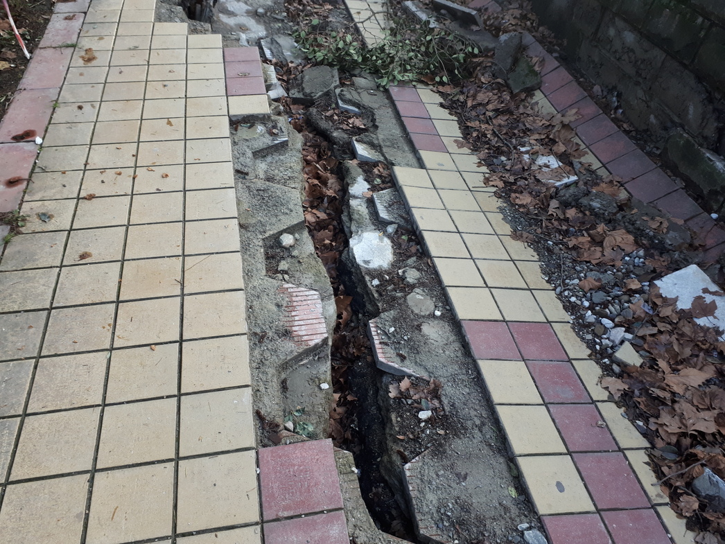 Пешеходная набережная реки Хоста не в лучшем состоянии