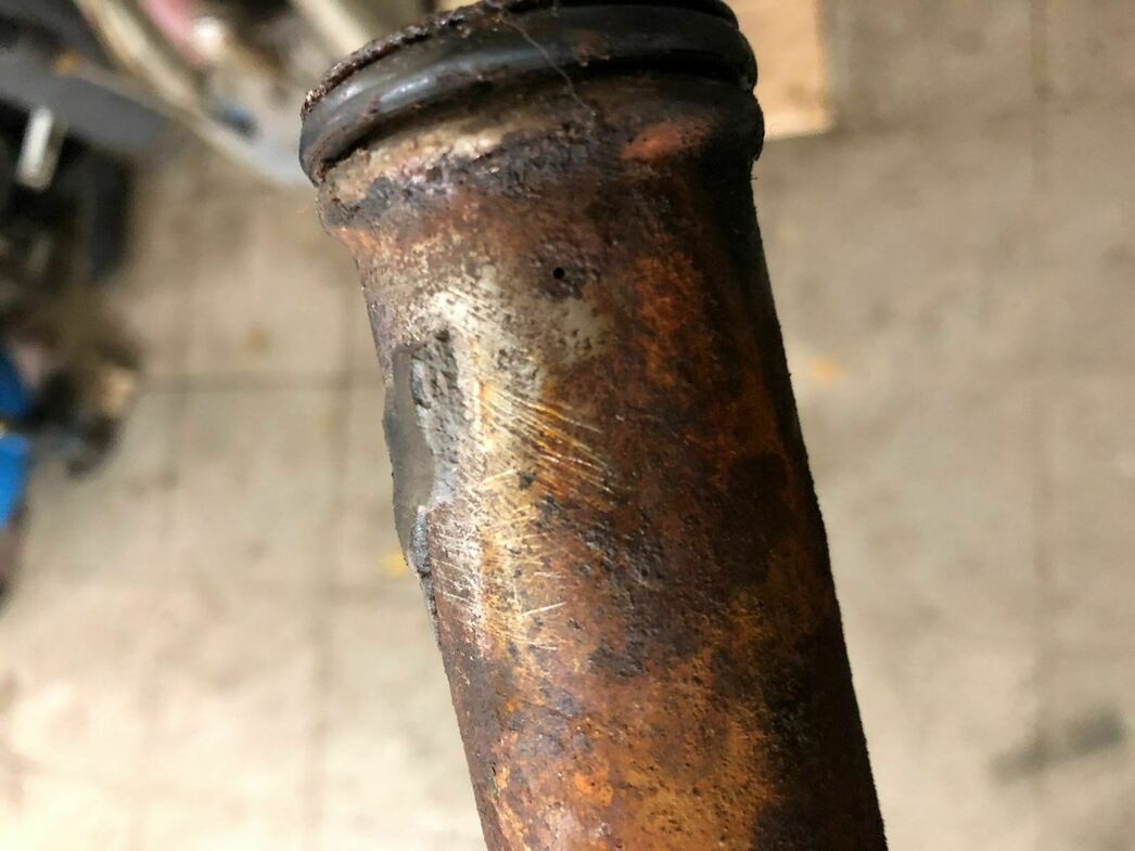 Причина всех бед: небольшая дырка на впускной трубке.