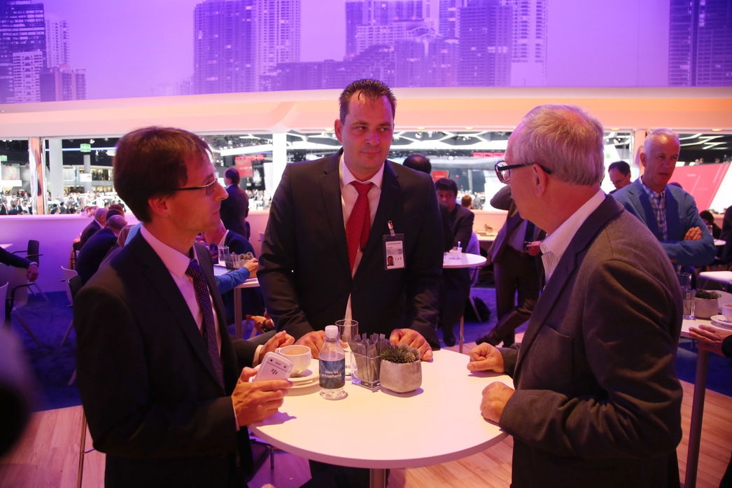 Российский журналист Александр Пикуленко (справа) учит руководителя проекта Amarok г-на Мартина Хубе уму-разуму.