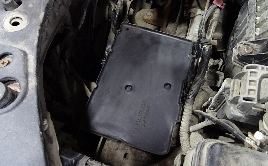 Монтажная площадка под АКБ должна быть полностью очищена