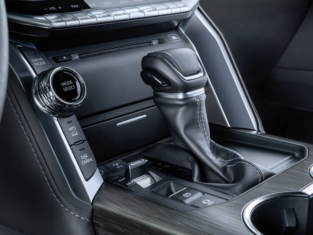 Можно выбирать различные режимы управления автомобилем, в том числе и на бездорожье.