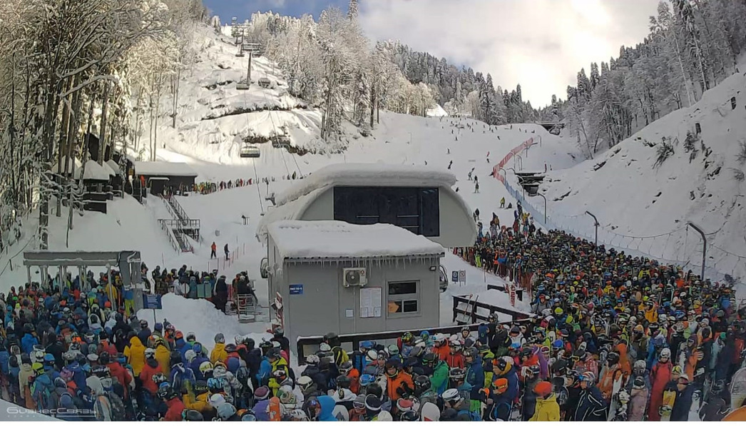 Пробки из людей на горнолыжном курорте Роза Хутор (Красная Поляна)