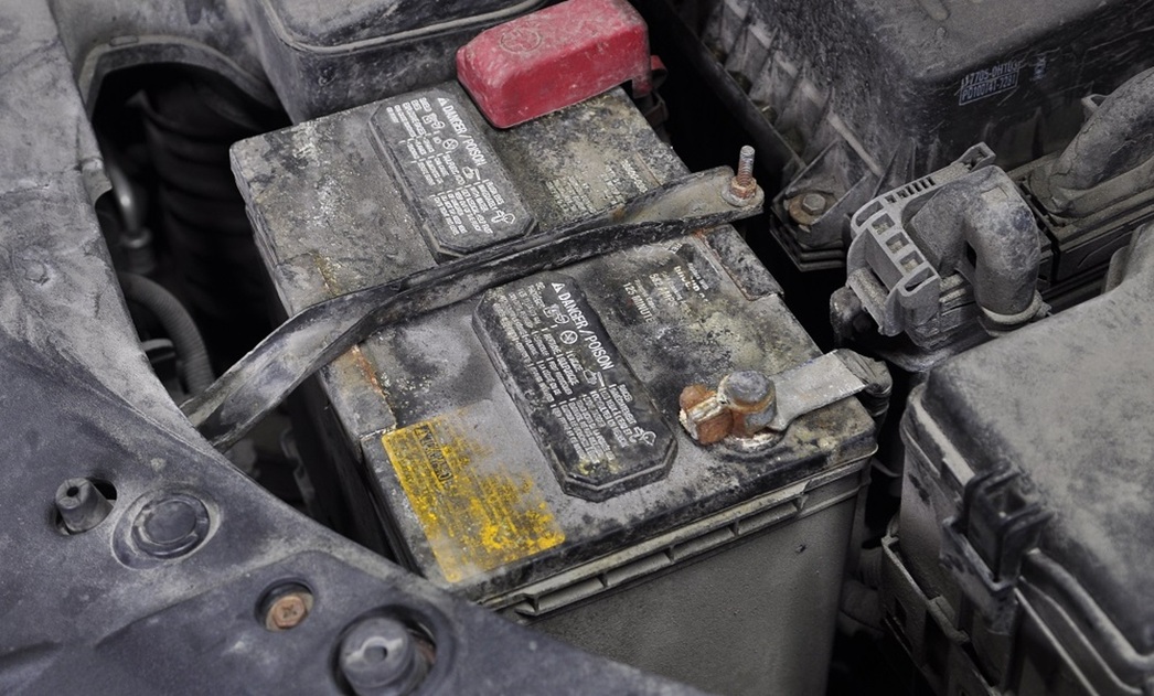 Штатная батарея полностью исчерпала ресурс своей емкости и пускового тока