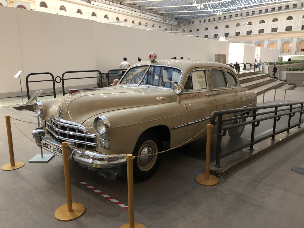 ЗиМ-12 «Скорая помощь» 1960 года.