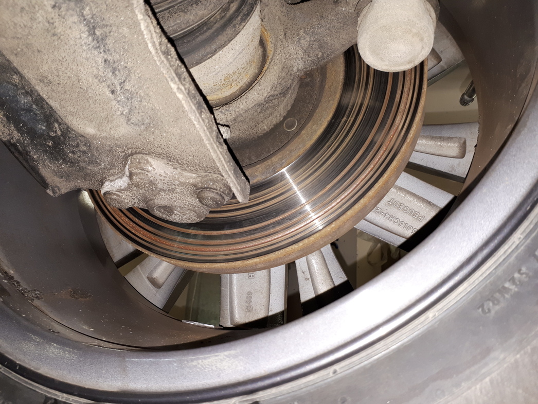 Поддельные тормозные диски долго не живут. Ни их внутренней поверхности быстро появляются глубокие борозды, что приводит к биению руля при торможении.