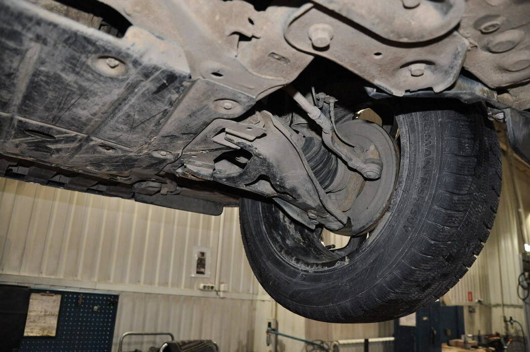 «Неофициалы» делают только те работы, которые указаны в заказ-наряде. Скажем, заменят тормозные колодки и диски, при этом, стуки в ходовой части не прекратятся.