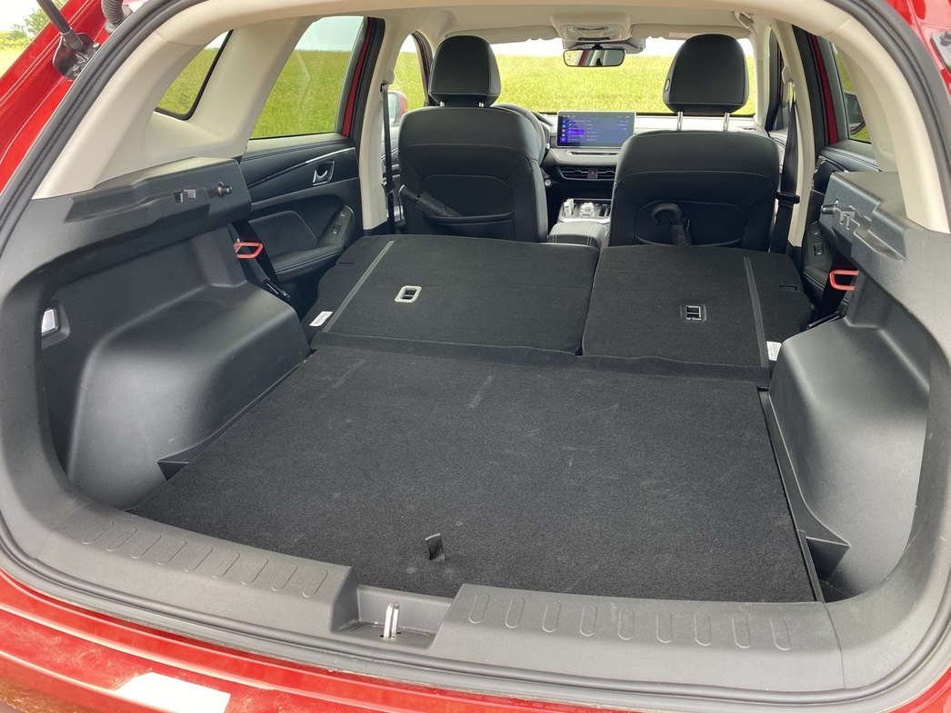 Погрузочное пространство, даже несмотря на неровный пол, удовлетворит любого дачника.