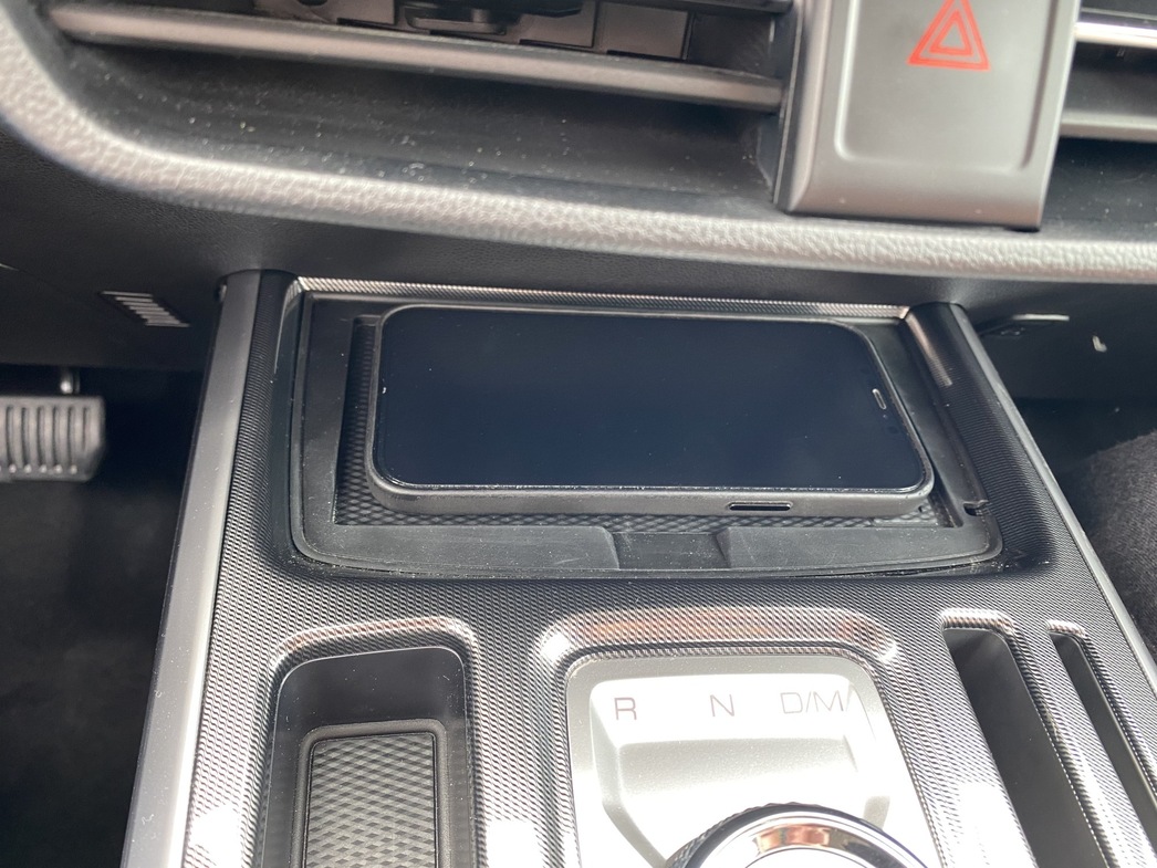 Редкая для сегмента опция беспроводной зарядки телефонов.