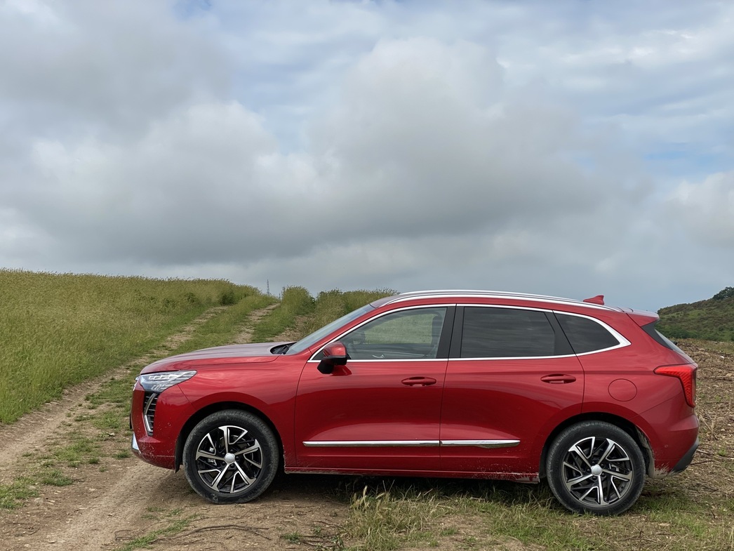 Боковые линии кузова заслуживают только похвалы. Аплодисменты дизайнерам - в студию.