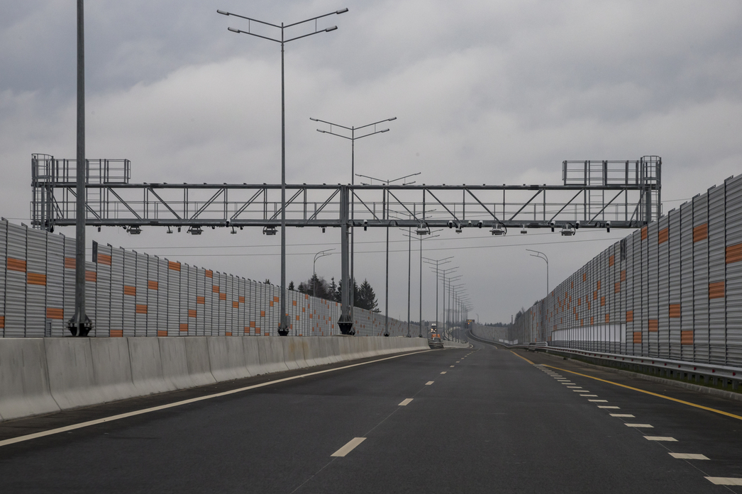 Умник: Это - рамка системы "Свободный поток". Таких на 3-ем пусковом комплексе 3, а на всем ЦКАД будет 12.