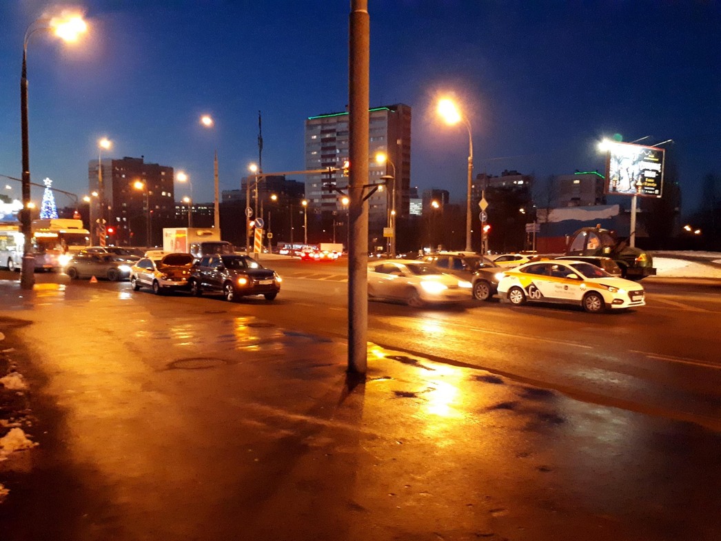 После двух аварий, свободной для проезда осталась всего одна полоса