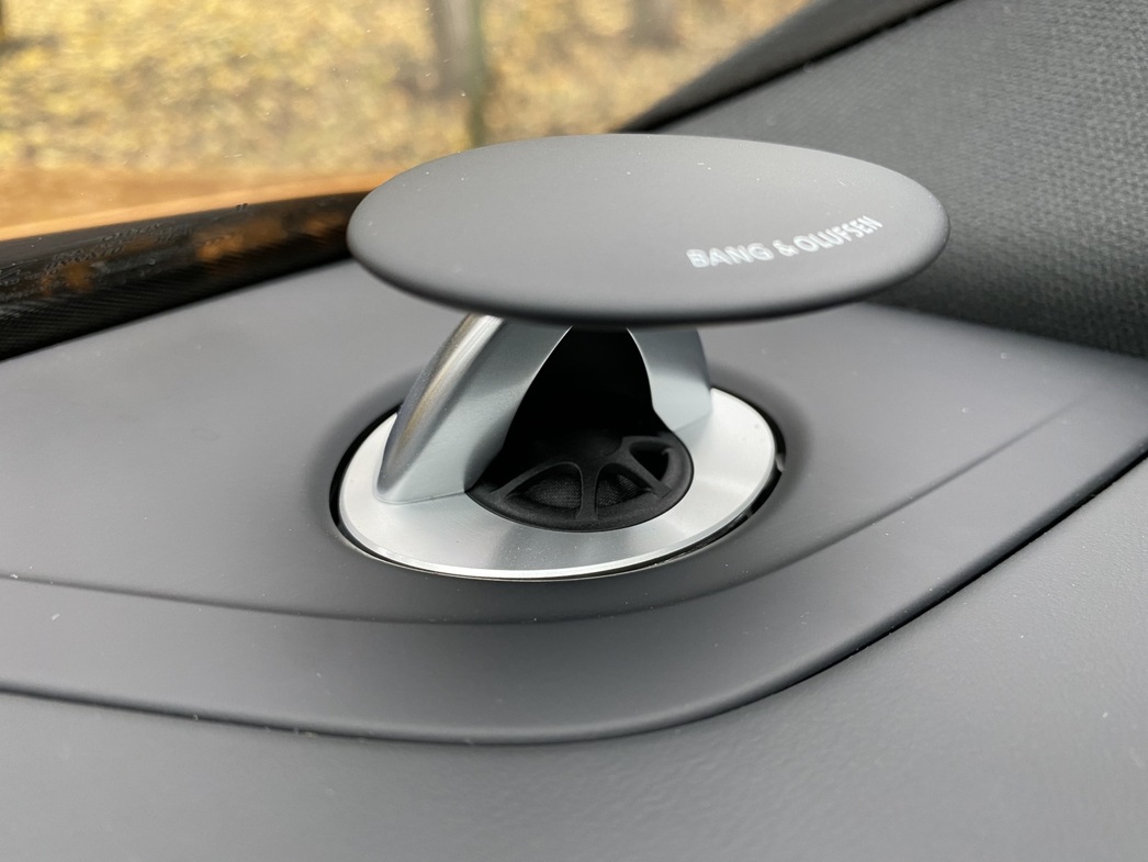 Сумасшедшая «музыка» от Bang@Olufsen c «космическими» передними динамиками не оставят равнодушным самого завзятого меломана.